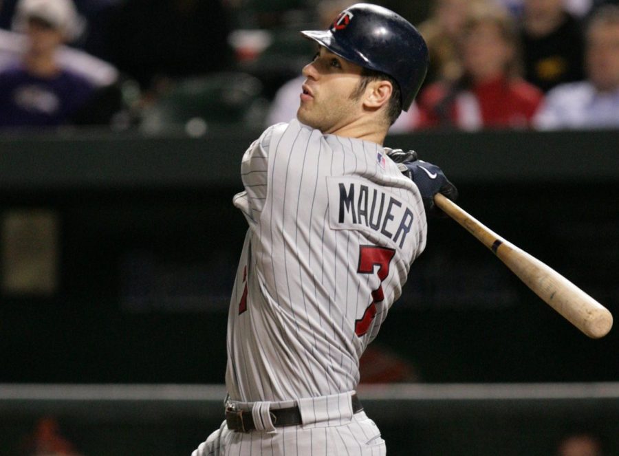 Joe Mauer plays final game with the Twins