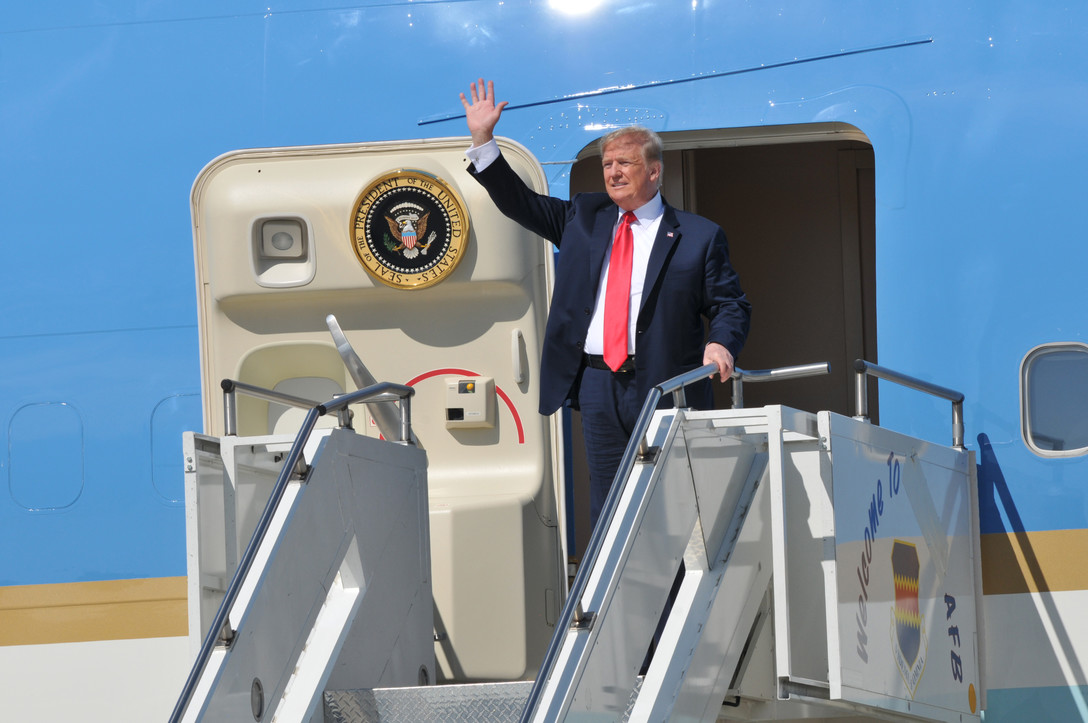 U.S. President Donald J. Trump waves to the crowd as he exits Air Force One at Joe Foss Field, Sioux Falls, S.D. Sep. 7, 2018. Trump was in the city to speak at a fundraising event for South Dakota gubernatorial candidate Kristi Noem. (U.S. Air National Guard photo Senior Master Sgt. Nancy Ausland)